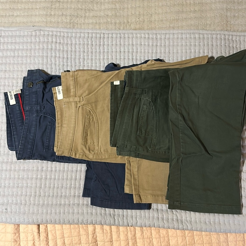 Men’s pants. Slightly used but in good condition with no issues.